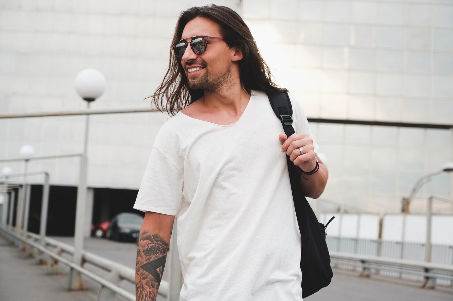 hombre feliz caminando ciudad 158595 2502