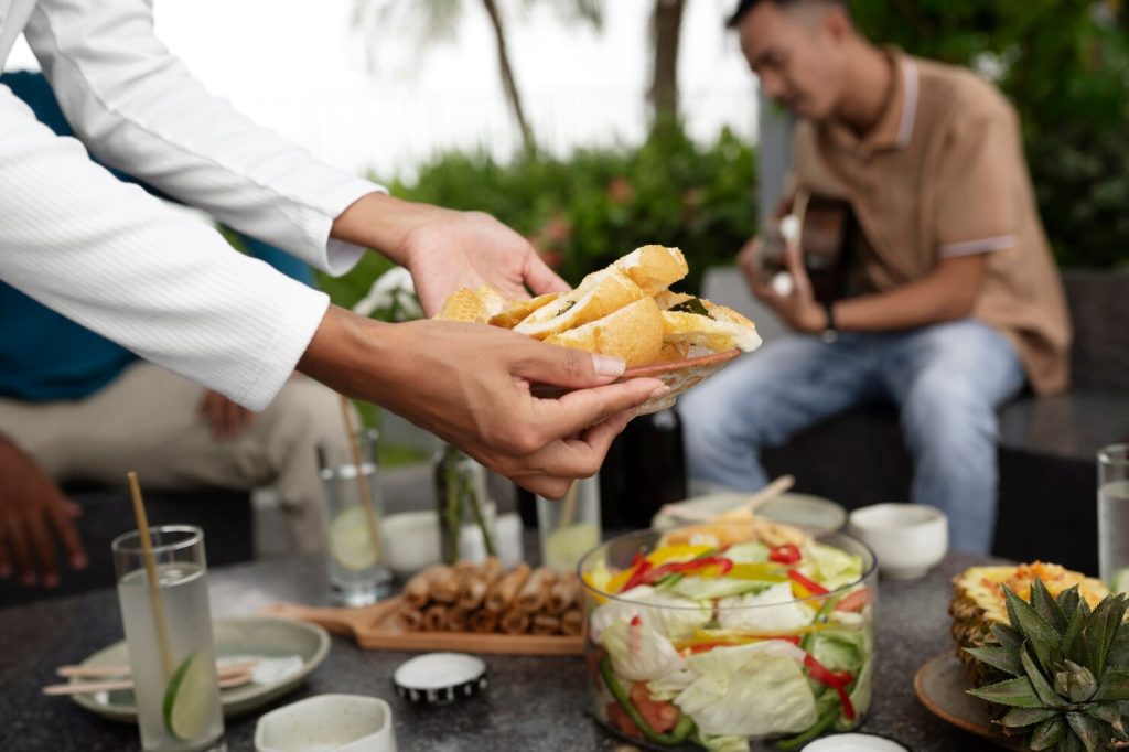 amigos vista lateral comida deliciosa 23 2149409321