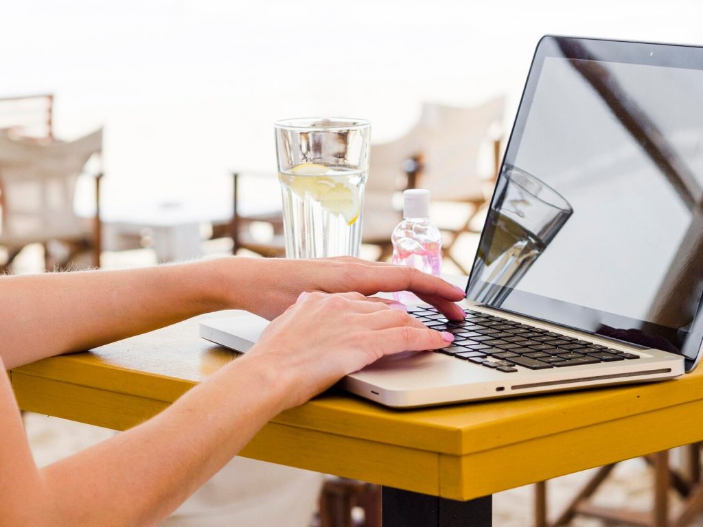 vista lateral mujer que trabaja computadora portatil afuera 23 2148575287